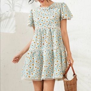 Butterfly sleeve daisies dress size medium